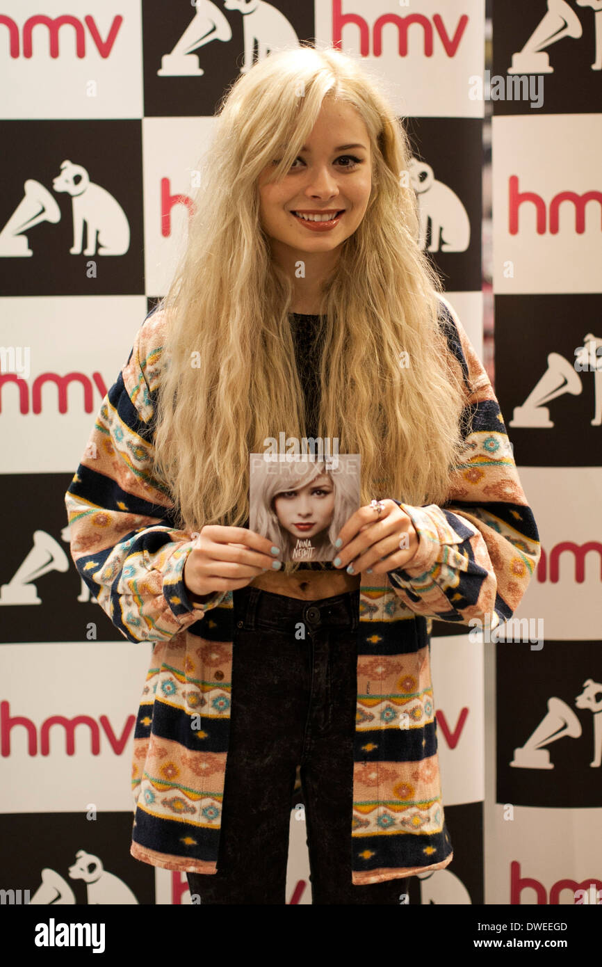 Pop star Nina Nesbitt Banque D'Images