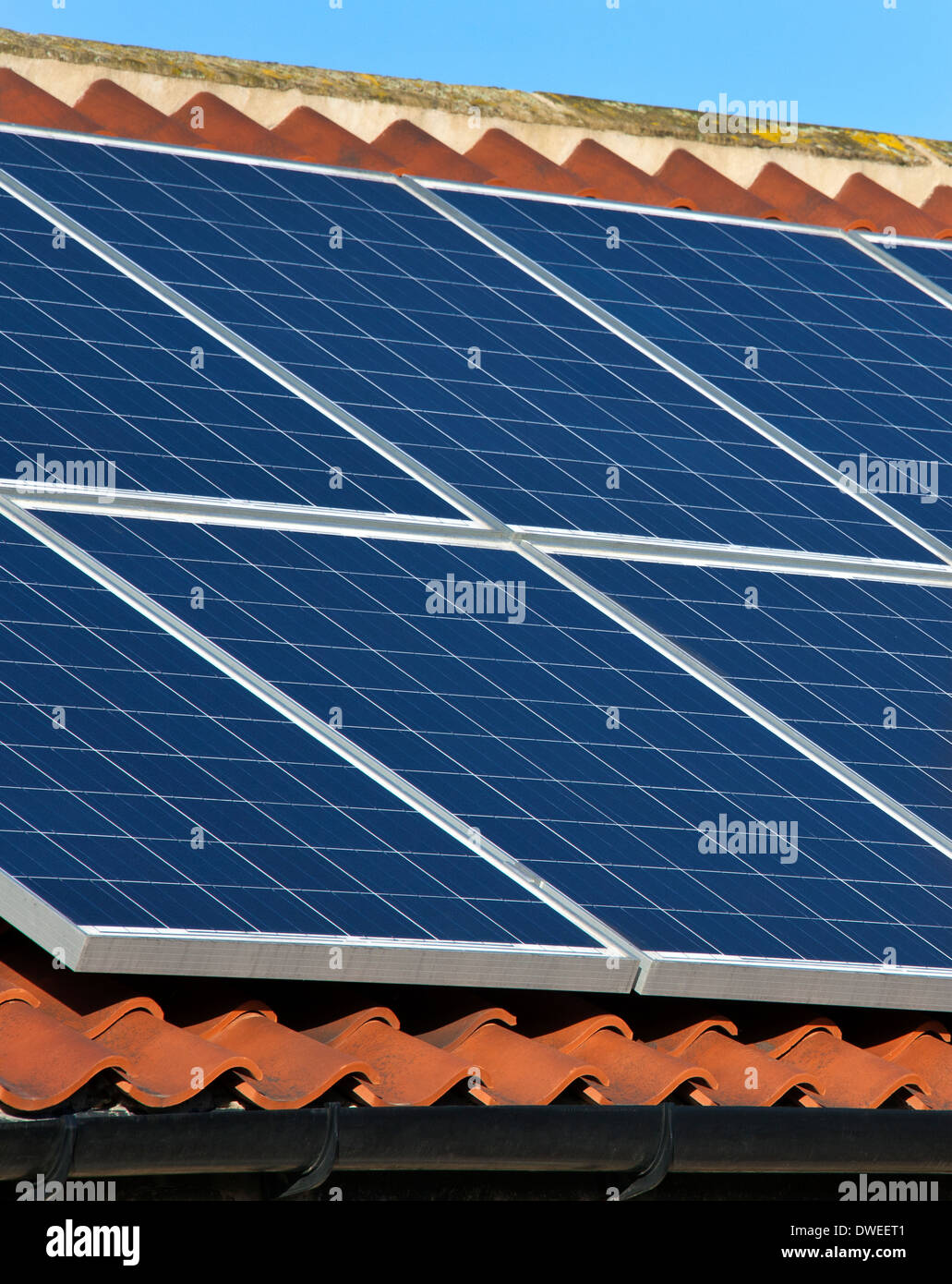 Chauffage solaire panneaux photovoltaïques sur le toit d'une maison Banque D'Images