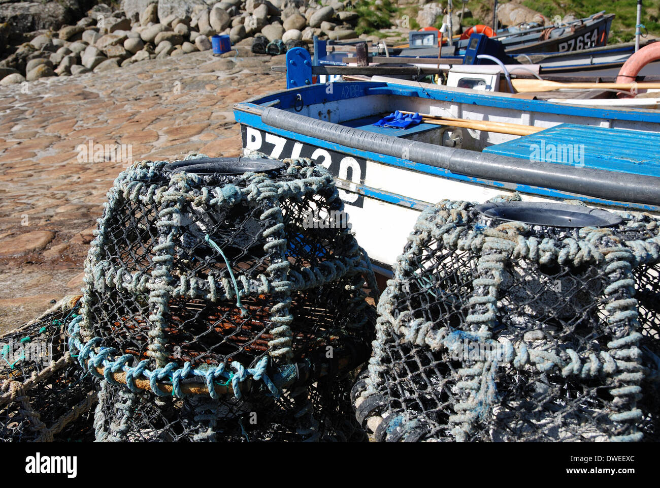 Des casiers à homard sur le quai à Penberth Cove à Cornwall, UK Banque D'Images