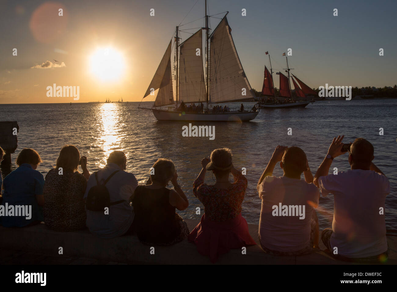 Key West, Floride - Touristes recueillir dans Mallory Square et ride voiliers pour regarder le coucher du soleil. Banque D'Images