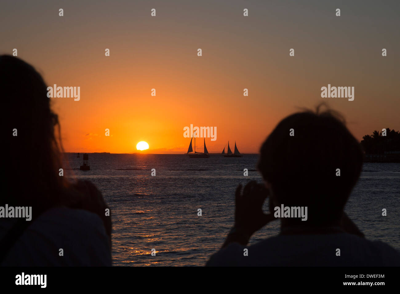 Key West, Floride - Touristes recueillir dans Mallory Square pour admirer le coucher du soleil. Banque D'Images