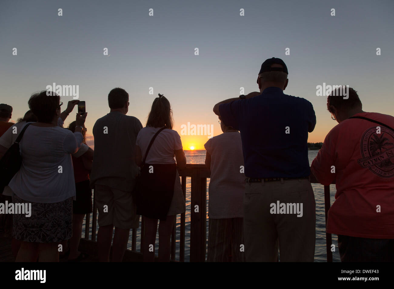Key West, Floride - Touristes recueillir dans Mallory Square pour admirer le coucher du soleil. Banque D'Images