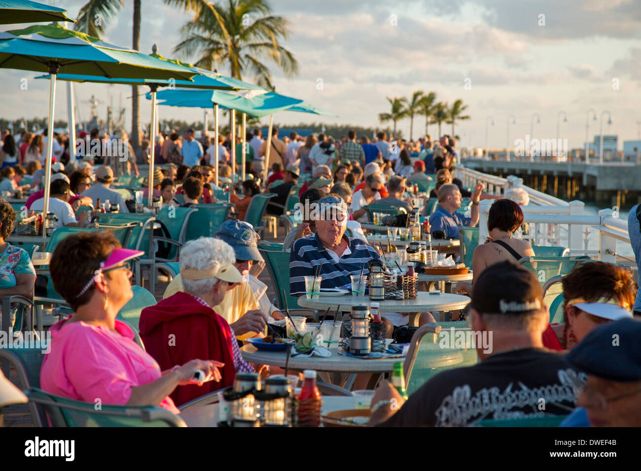 Key West, Floride - Touristes recueillir dans un restaurant à Mallory Square pour admirer le coucher du soleil. Banque D'Images