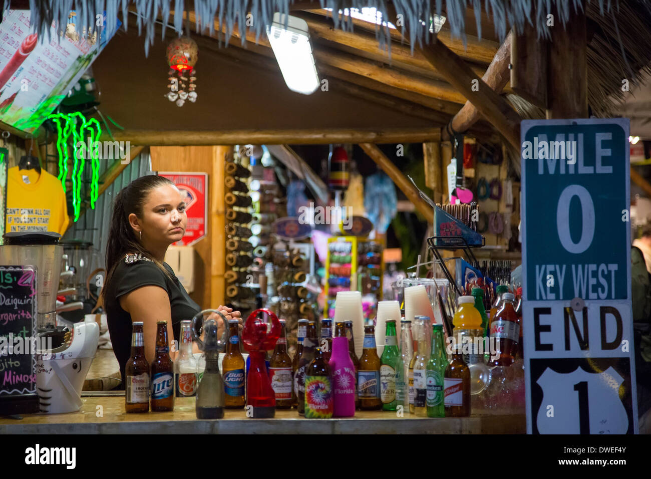 Key West, Floride - Une femme vend des boissons alcoolisées aux touristes dans Mallory Square. Banque D'Images