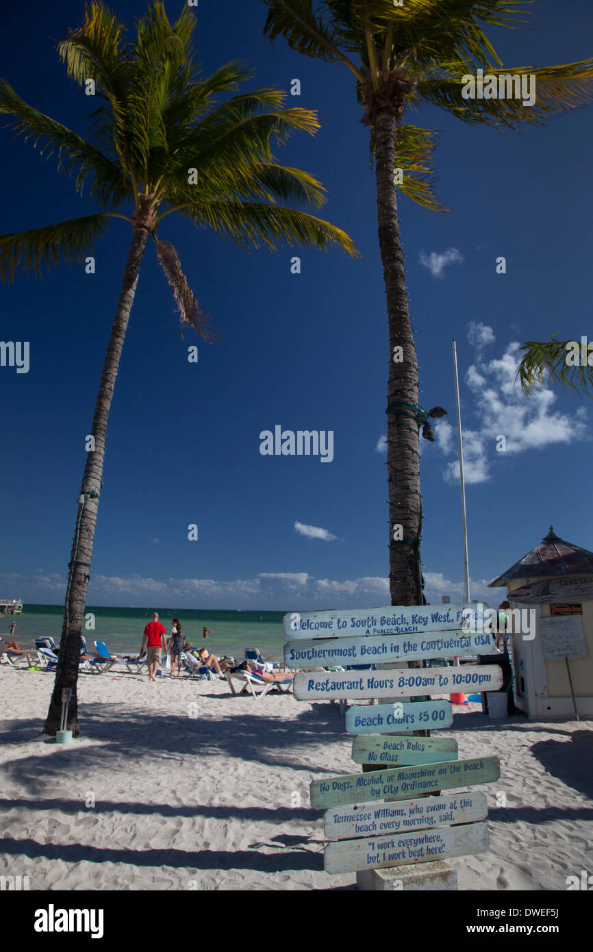 Key West, Floride - Les touristes sur South Beach, la plage la plus au sud dans la zone continentale des États-Unis. Banque D'Images Key West, Floride - Les touristes sur South Beach, la plage la plus au sud dans la zone continentale des États-Unis. Banque D'Images