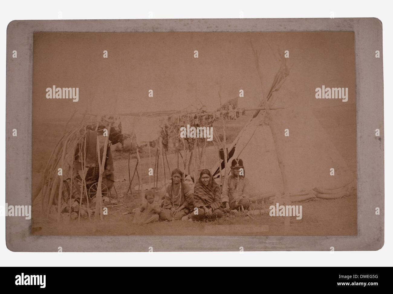 Sioux Native American Family Séchage de la viande en face de tipi, circa 1880 Banque D'Images