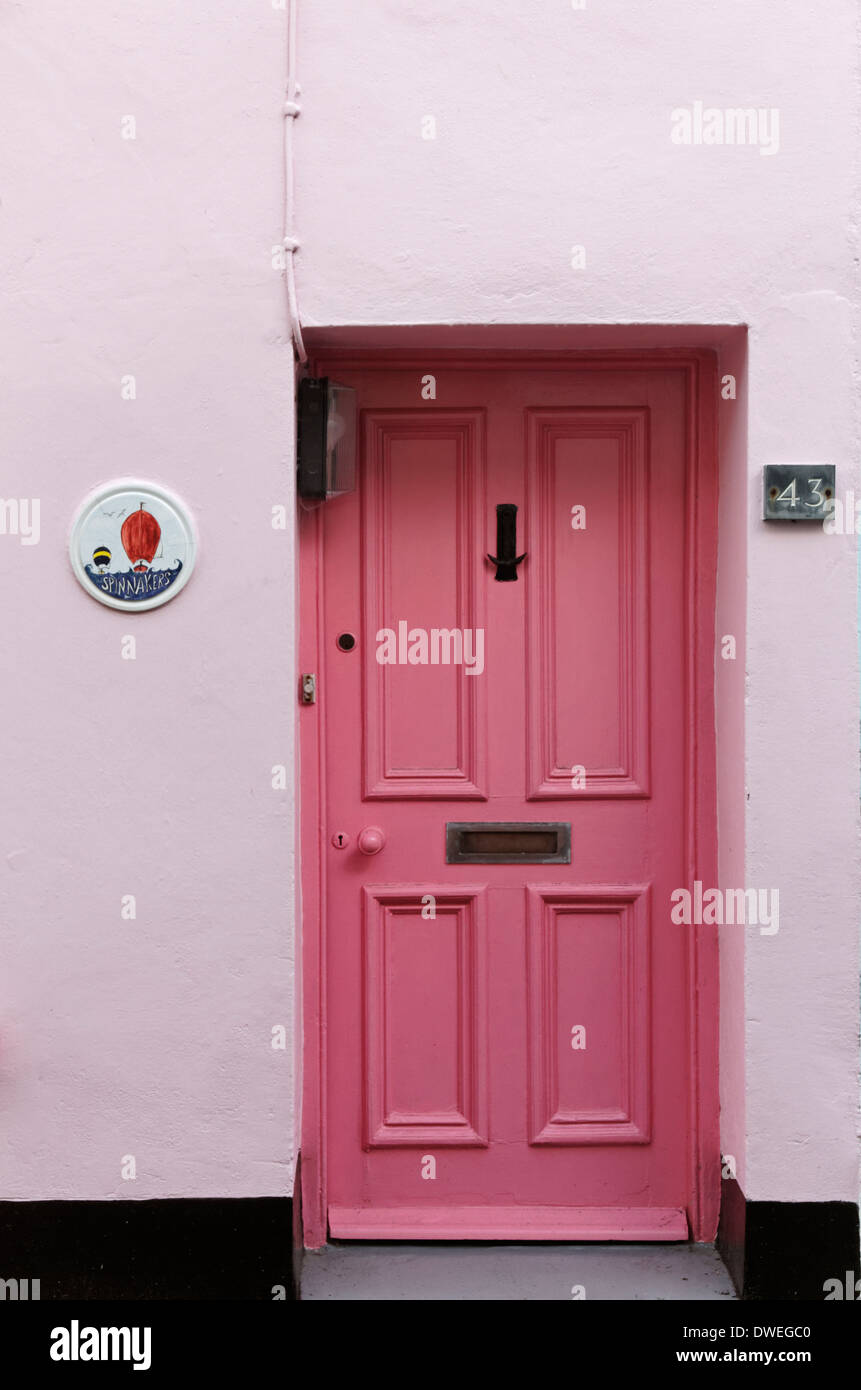 La porte de la chambre d'colorés dans le village d'Appledore, Devon, Angleterre Banque D'Images