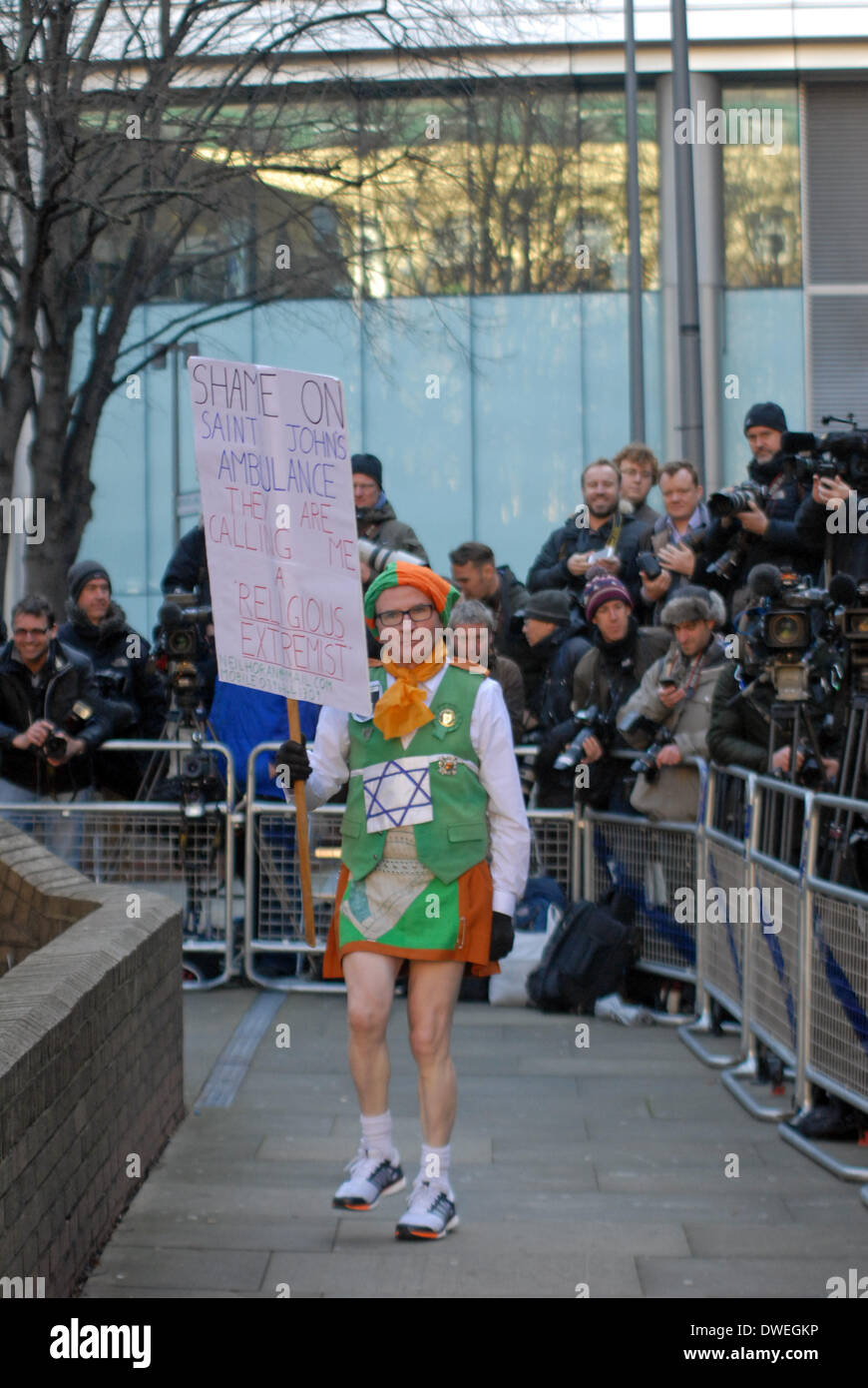 Londres, Royaume-Uni. 6 mars 2014. Neil Horan également connu sous le nom de Dancing prêtre ou le Grand Prix des danses prêtre une gigue de la musique sur son ghetto blaster pour profiter de la presse réunis pour le procès de Max Clifford de Southwark Crown Court de 11 chefs d'accusation d'attentat à la pudeur. London 06/03/2014 Credit : JOHNNY ARMSTEAD/Alamy Live News Banque D'Images