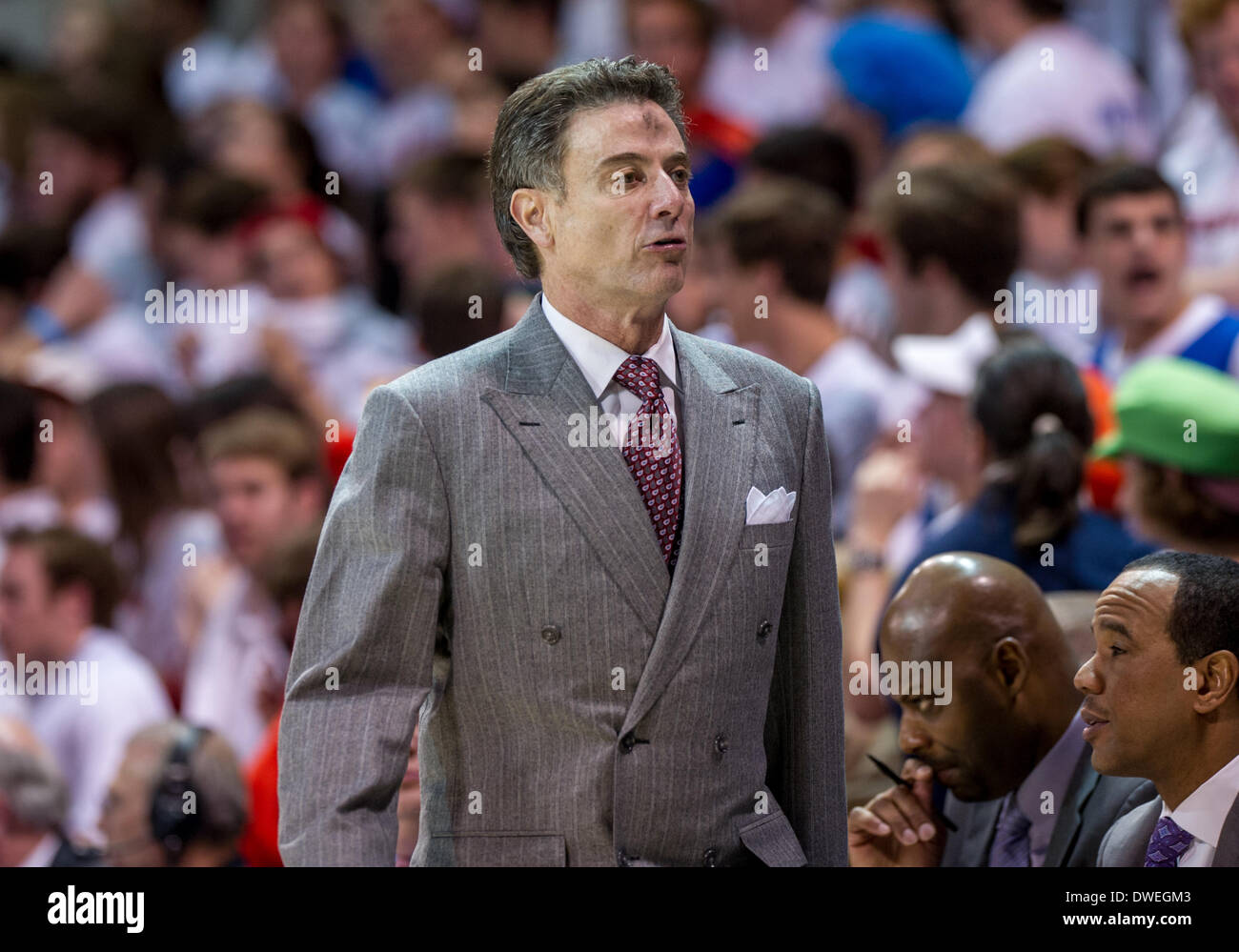 Louisville Cardinals entraîneur-chef Rick Pitino en marge.d'un jeu de basket-ball de Mens NCAA entre les Cardinals de Louisville et la SMU Mustangs, Mercredi, Mars 5th, 2014 @ Moody Coliseum de Dallas, Texas.Louisville gagne 84-71. Banque D'Images