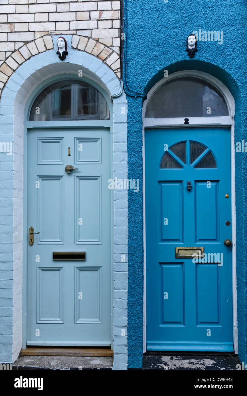 Chambre coloré portes dans le village d'Appledore, Angleterre, Devon Banque D'Images
