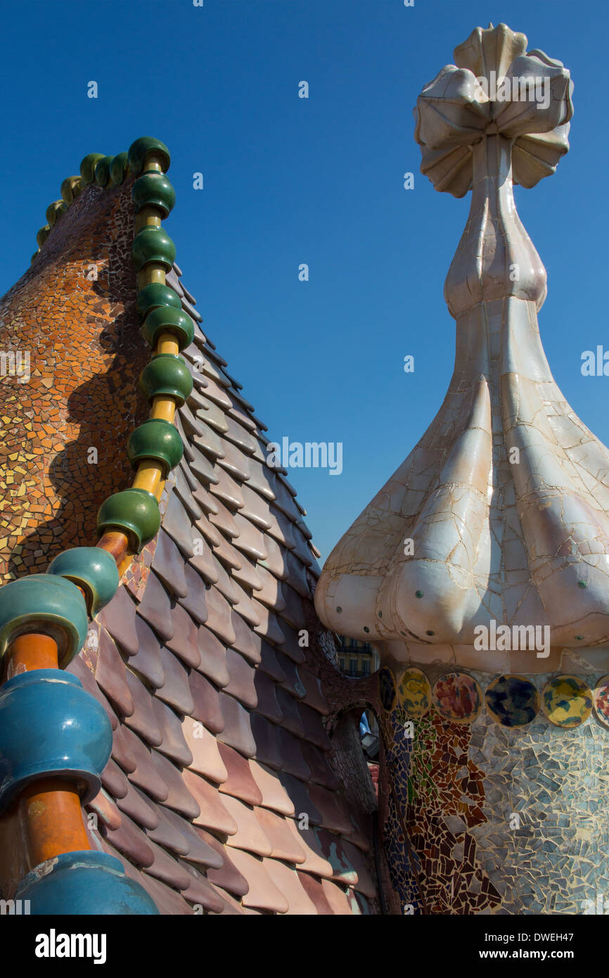 Détails sur le toit de la Casa Batlló de Gaudi dans le quartier de l'Eixample de Barcelone, dans la région de Catalogne en Espagne. Banque D'Images