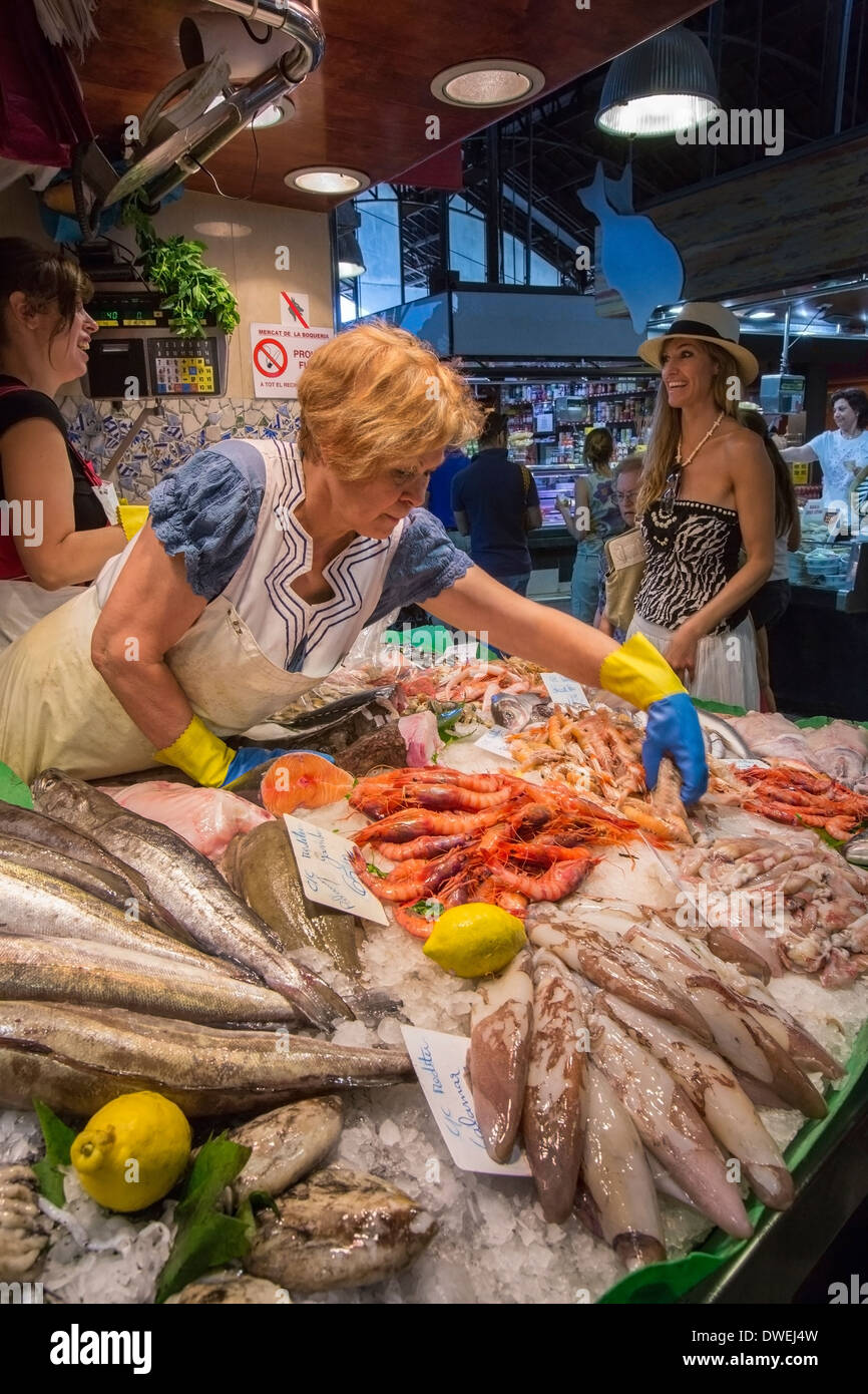 Un étal de fruits de mer dans le célèbre marché alimentaire de St Joseph dans le quartier de l'Eixample de Barcelone, dans la région de Catalogne en Espagne. Banque D'Images