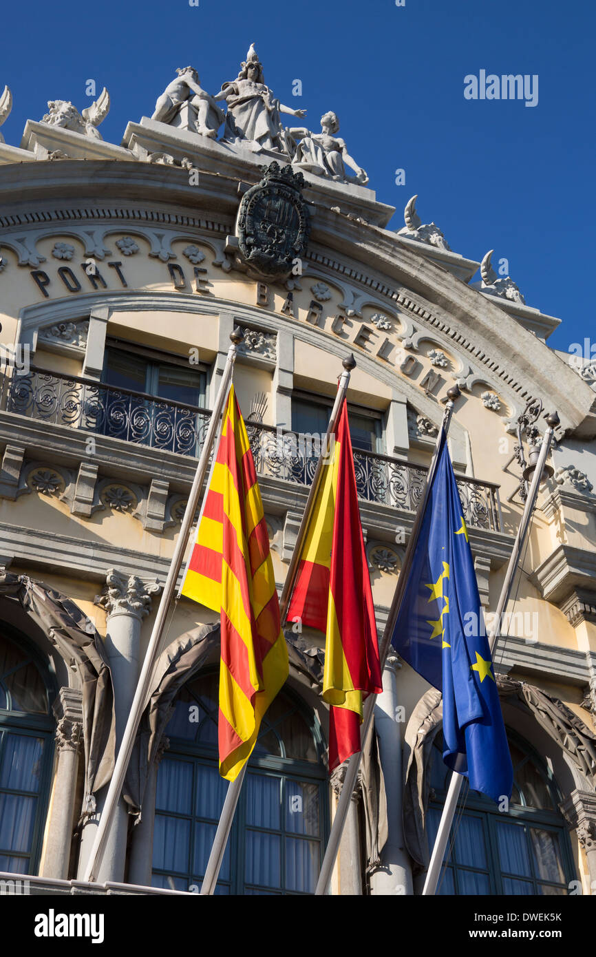 Port de Barcelone, avec drapeaux de la Catalogne, l'Espagne et de l'Union européenne - Barcelone, Espagne. Banque D'Images