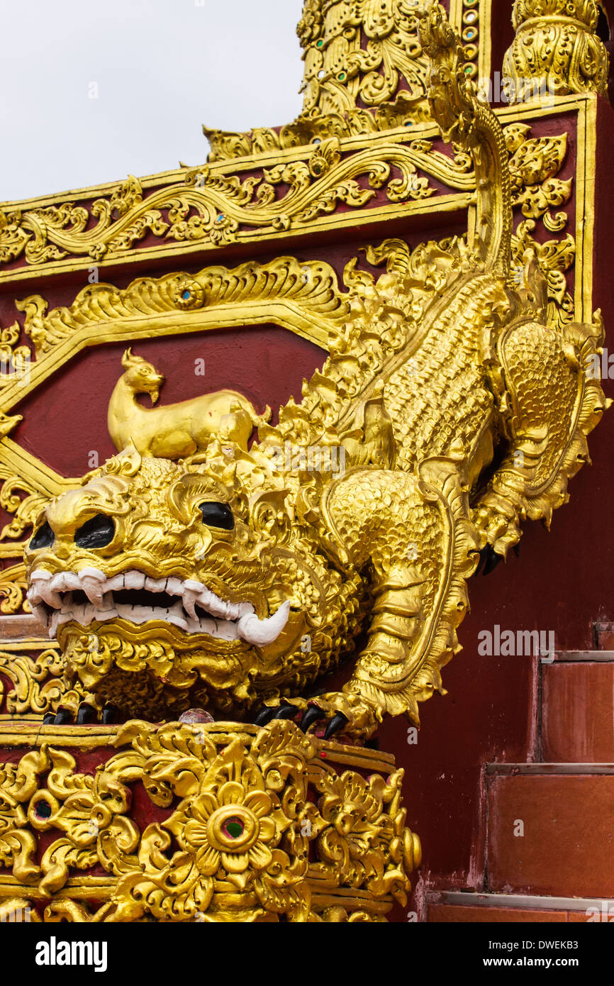 Maman (lion) Statue in temple thaïlandais Banque D'Images