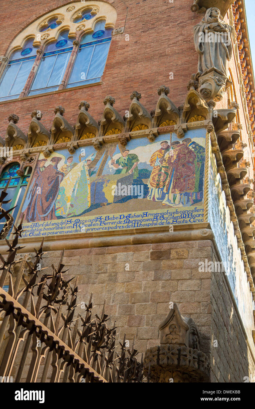 Détail de la mosaïque sur l'hôpital de la Santa Creu i de Sant Pau, dans le quartier de l'Eixample de Barcelone en Catalogne, Espagne. Banque D'Images