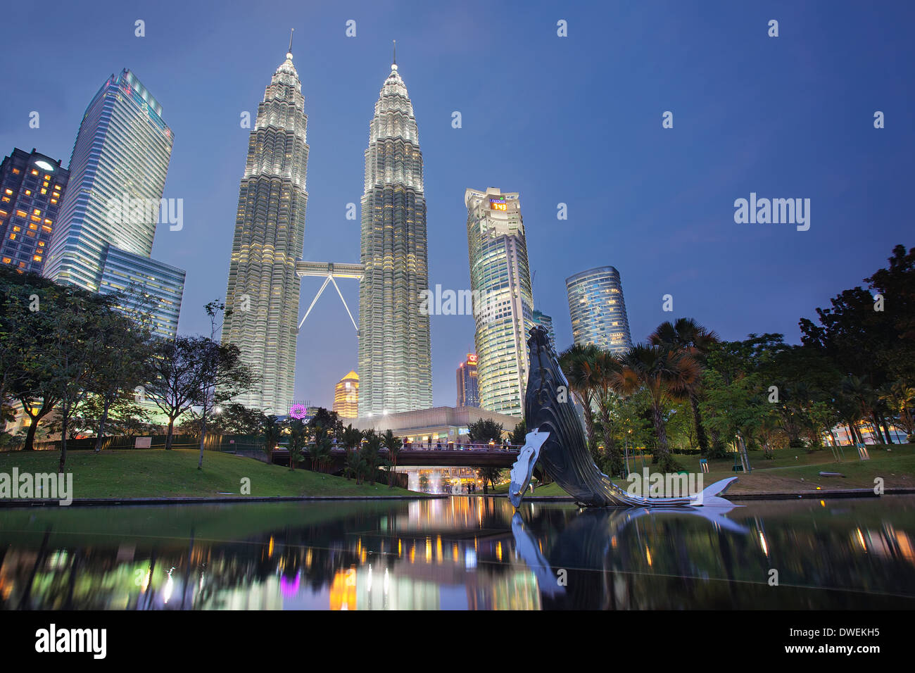KUALA LUMPUR, MALAISIE - 7 février 2014 - Kuala Lumpur le parc KLCC Petronas Twin Towers Skyline bleu à l'heure. Banque D'Images
