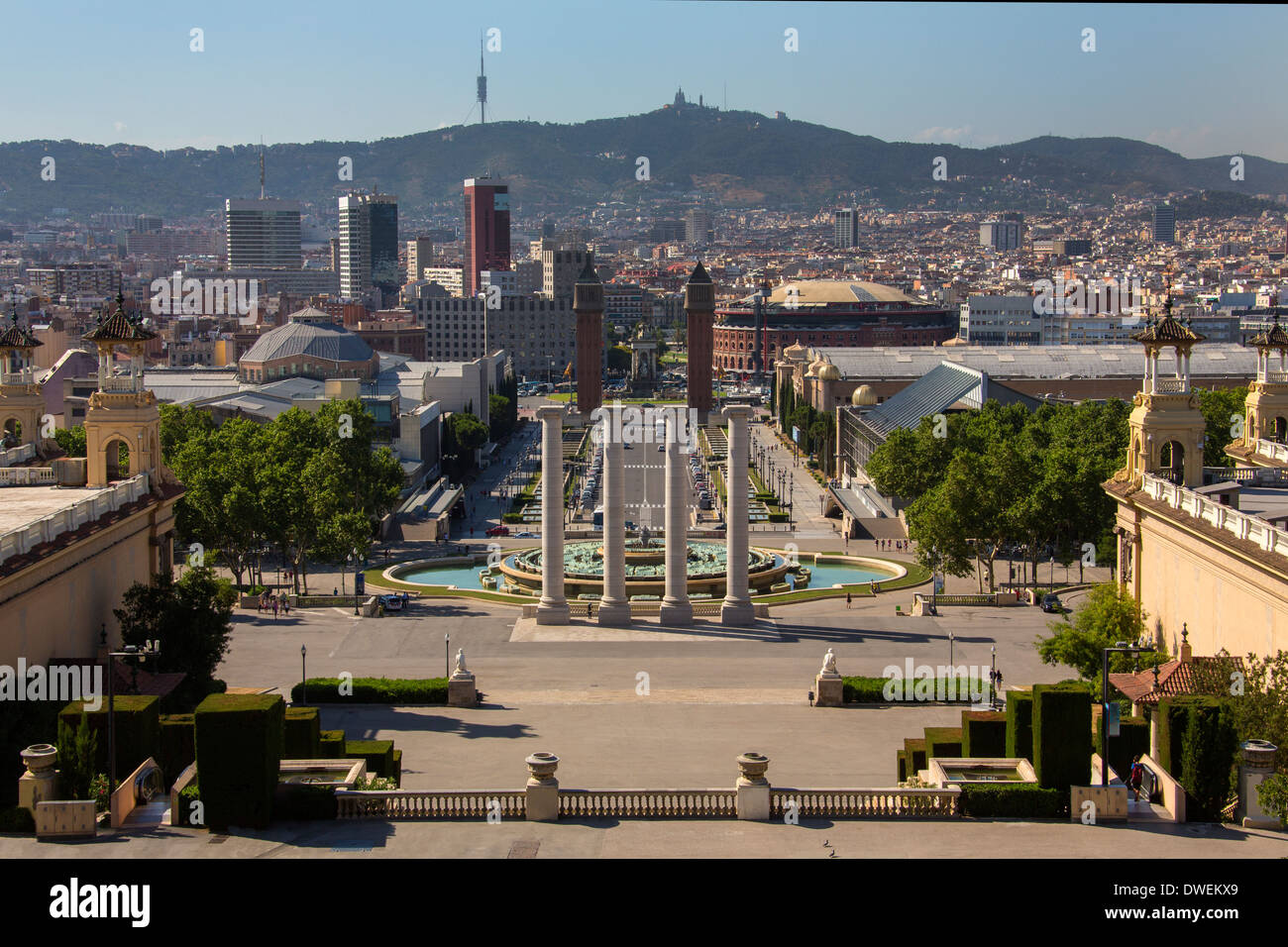 Vue depuis le Palais National, la Fira de Mostres International de Barcelone à la ville, Barcelone, Espagne. Banque D'Images