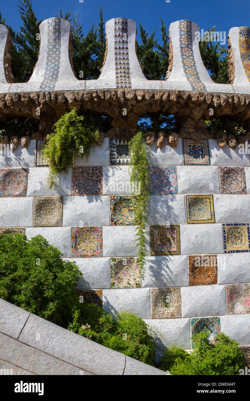 Un mur en mosaïque du Parc Güell de Gaudi à Barcelone dans la région de l'Espagne Catalogne Banque D'Images