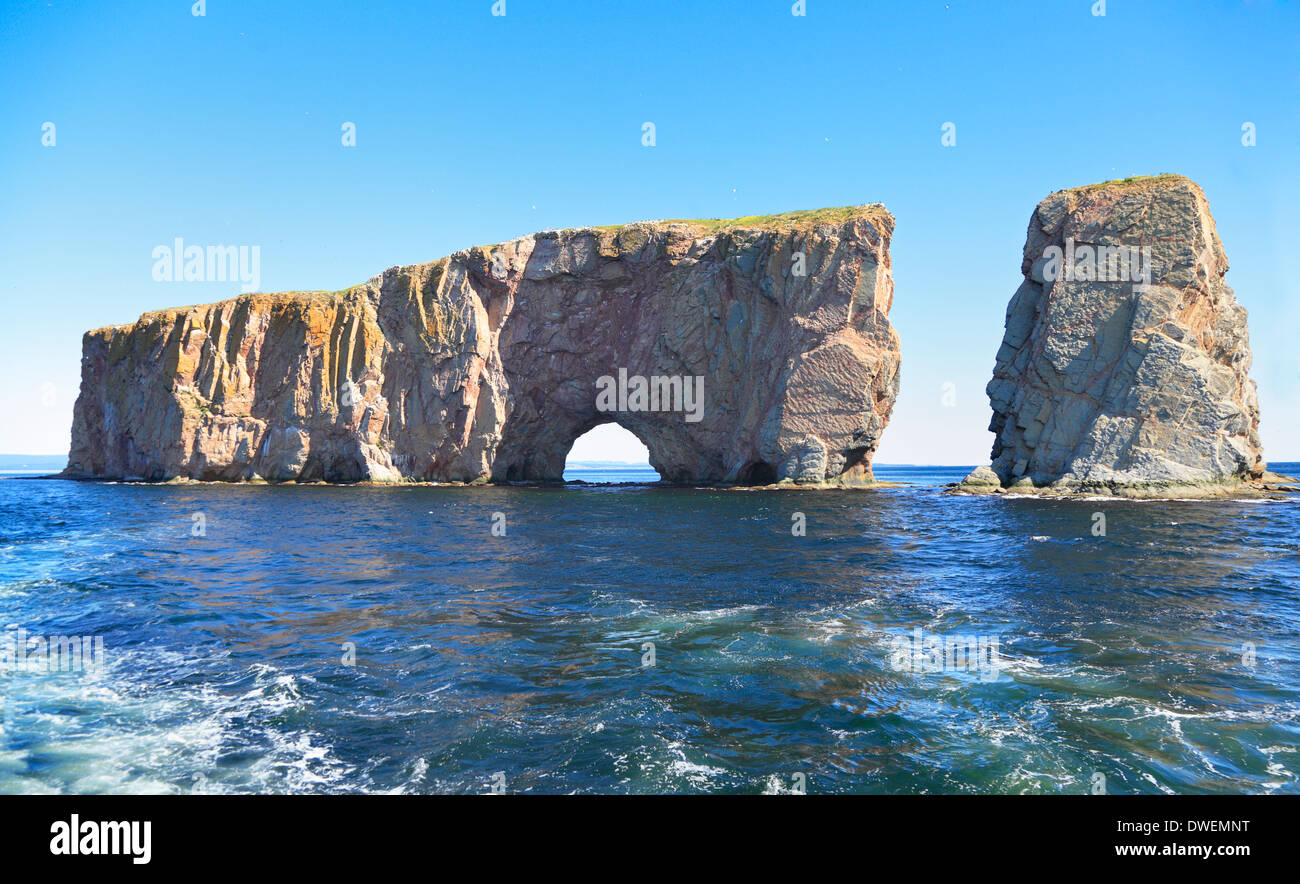 Rocher Percé vue par la mer, Québec, Canada Banque D'Images