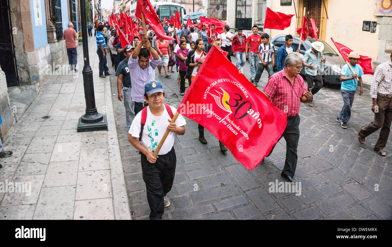 Oaxaca de Juarez, l'état d'Oaxaca, Mexique ; 6 Mars 2014 : ancienne et les jeunes membres de l'organisation de lutte contre la Antorchista, actuellement campé sur la Place Zocalo dans la loggia du Palais des Gouverneurs, marche dans les rues du centre historique de la ville de district 30 ans d'active protester contre la pauvreté de l'état d'Oaxaca rural ainsi que dans des villes. Credit : Dorothy Alexander/Alamy Live News Banque D'Images