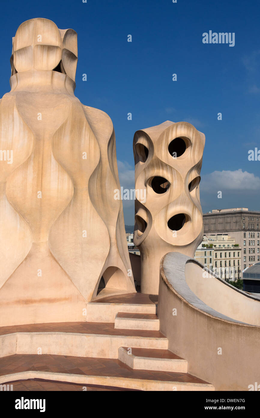 Cheminée ornée de broderie sur le toit de Gaudi, Casa Milia - Quartier de l'Eixample de Barcelone - Catalogne Région de l'Espagne. Banque D'Images