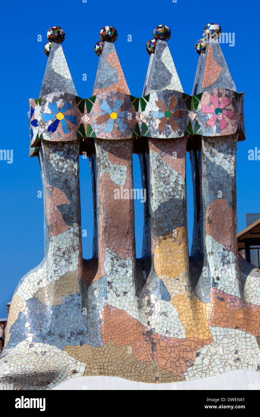 Gaudi cheminée sur le toit de la Casa Batlló - Quartier de l'Eixample de Barcelone - Catalogne Région de l'Espagne. Banque D'Images