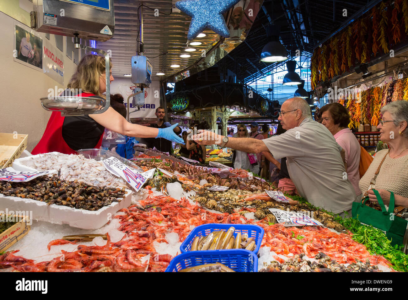Le célèbre marché alimentaire Saint Joseph - l'Eixample de Barcelone - Catalogne Région de l'Espagne Banque D'Images