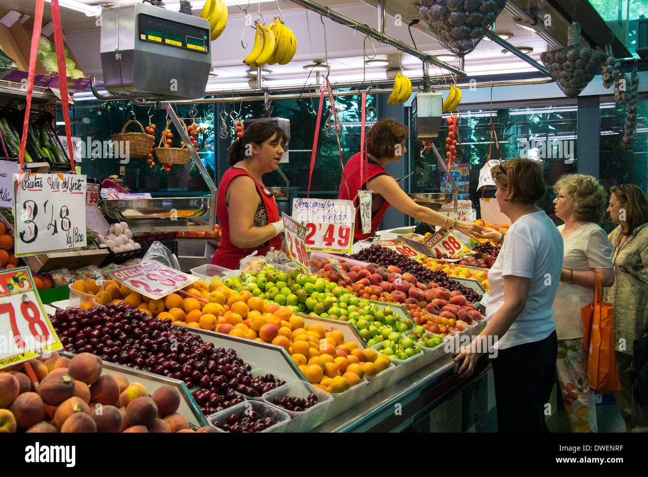 Le célèbre marché alimentaire Saint Joseph - l'Eixample de Barcelone - Catalogne Région de l'Espagne Banque D'Images