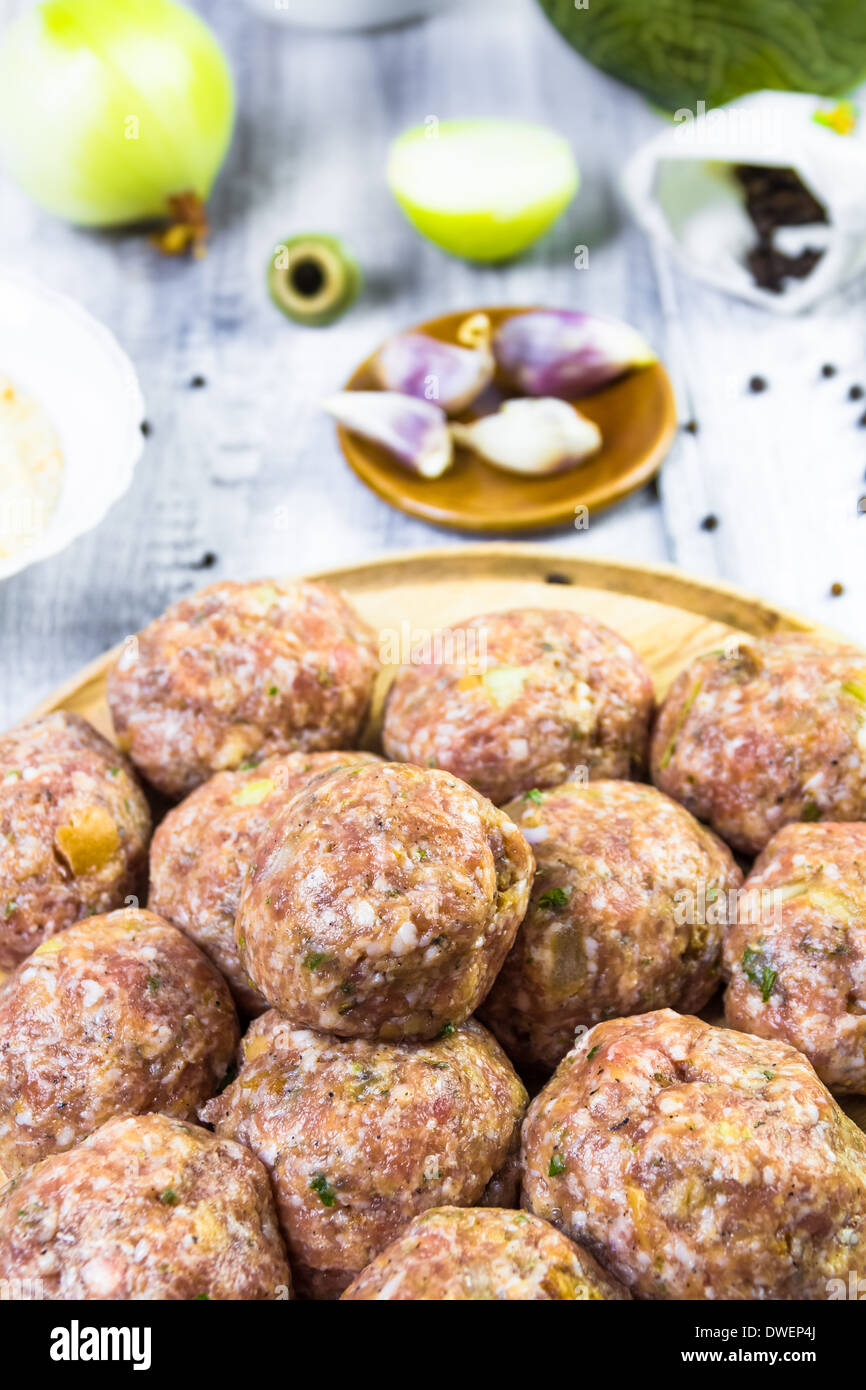 Libre de boulettes de viande préparé pour rouler dans la chapelure Banque D'Images