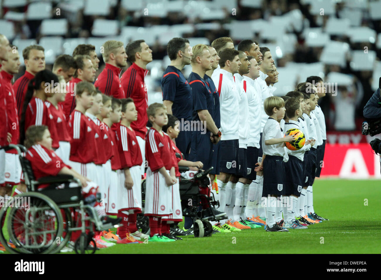 Angleterre / Danemark - International amical de football . . Wembley, Londres, UK . . 05.03.2014 Les équipes alignez avant le match. **Cette photo ne peut être utilisé qu'à des fins rédactionnelles** Pic : Paul Marriott Photography Banque D'Images