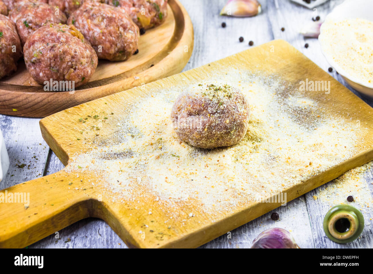 Le processus du matériel roulant dans la chapelure boulettes de brut Banque D'Images
