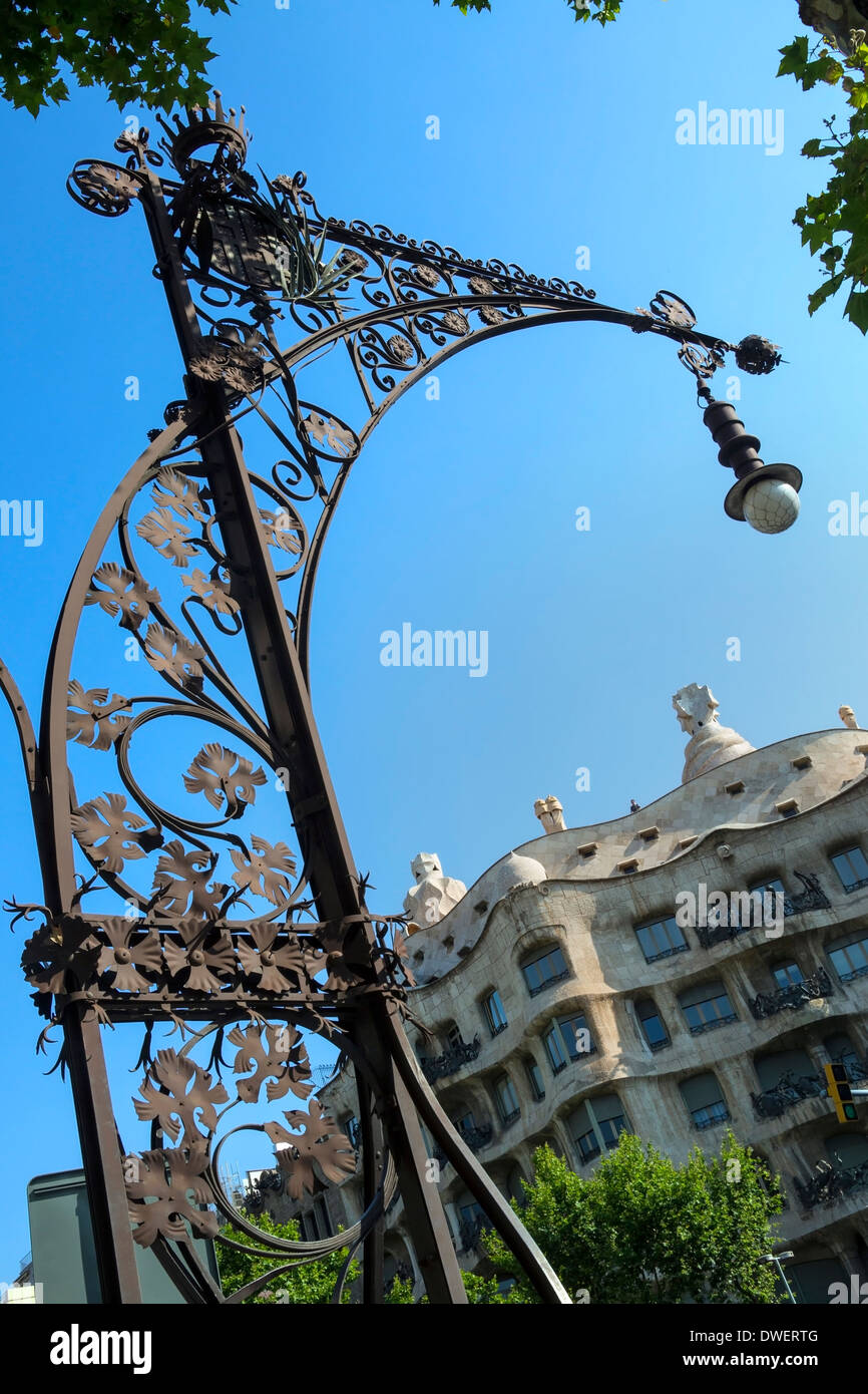 Un lampadaire près de Gaudi, Casa Milia - Eixample - Barcelone - Catalogne Région de l'Espagne. Banque D'Images