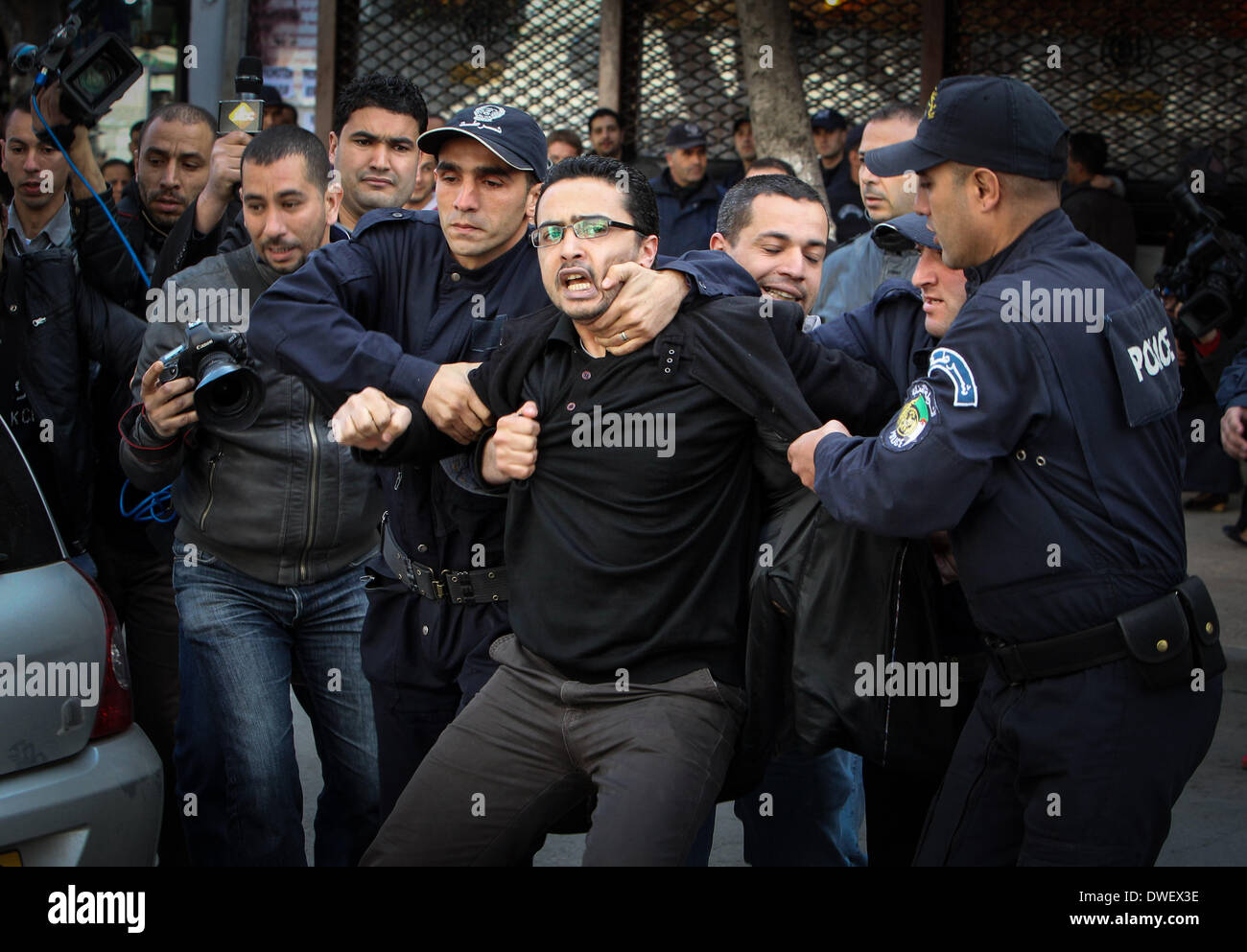 Alger, Algérie. 6Th Mar, 2014. La police à l'arrestation d'un manifestant au cours d'une manifestation contre le président algérien Abdelaziz Bouteflika a décidé de se présenter pour un quatrième mandat, à Alger, le 6 mars, 2014 Bouteflika, qui a aidé à mettre fin à l'Algérie des années 1990, la guerre civile dévastatrice, mais dont la récente règle a été tourmentée par les scandales de corruption, a déclaré à la télévision algérienne le 3 mars qu'il avait inscrit comme candidat à l'élection. Credit : Kamel Salah/NurPhoto ZUMAPRESS.com/Alamy/Live News Banque D'Images