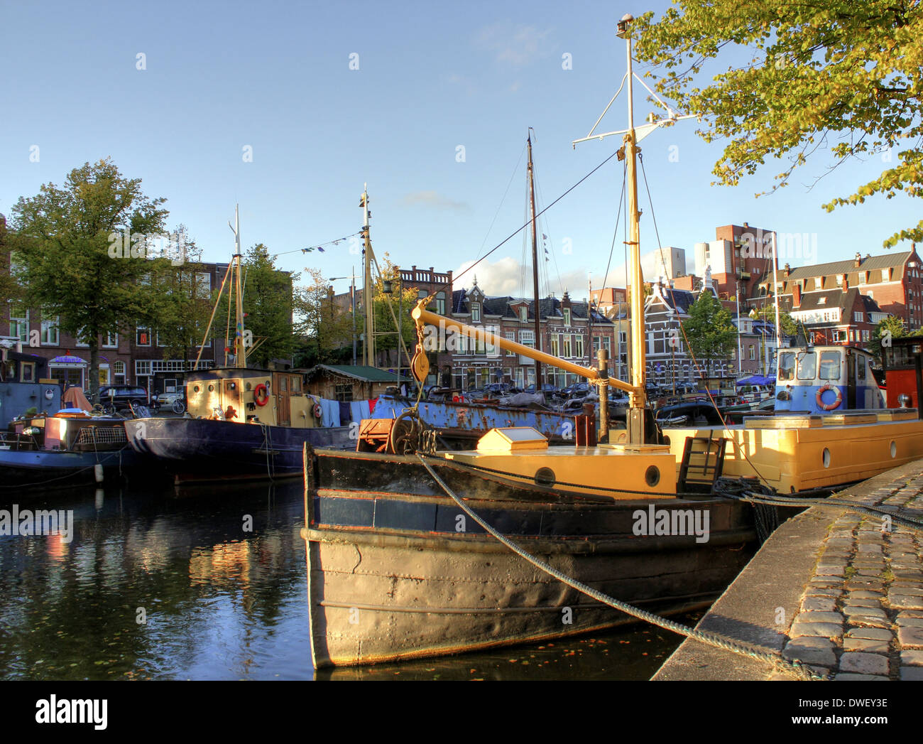 Les entrepôts et les navires à voile le long des canaux à Noorderhaven (nord du port) de Groningen, aux Pays-Bas en été Banque D'Images
