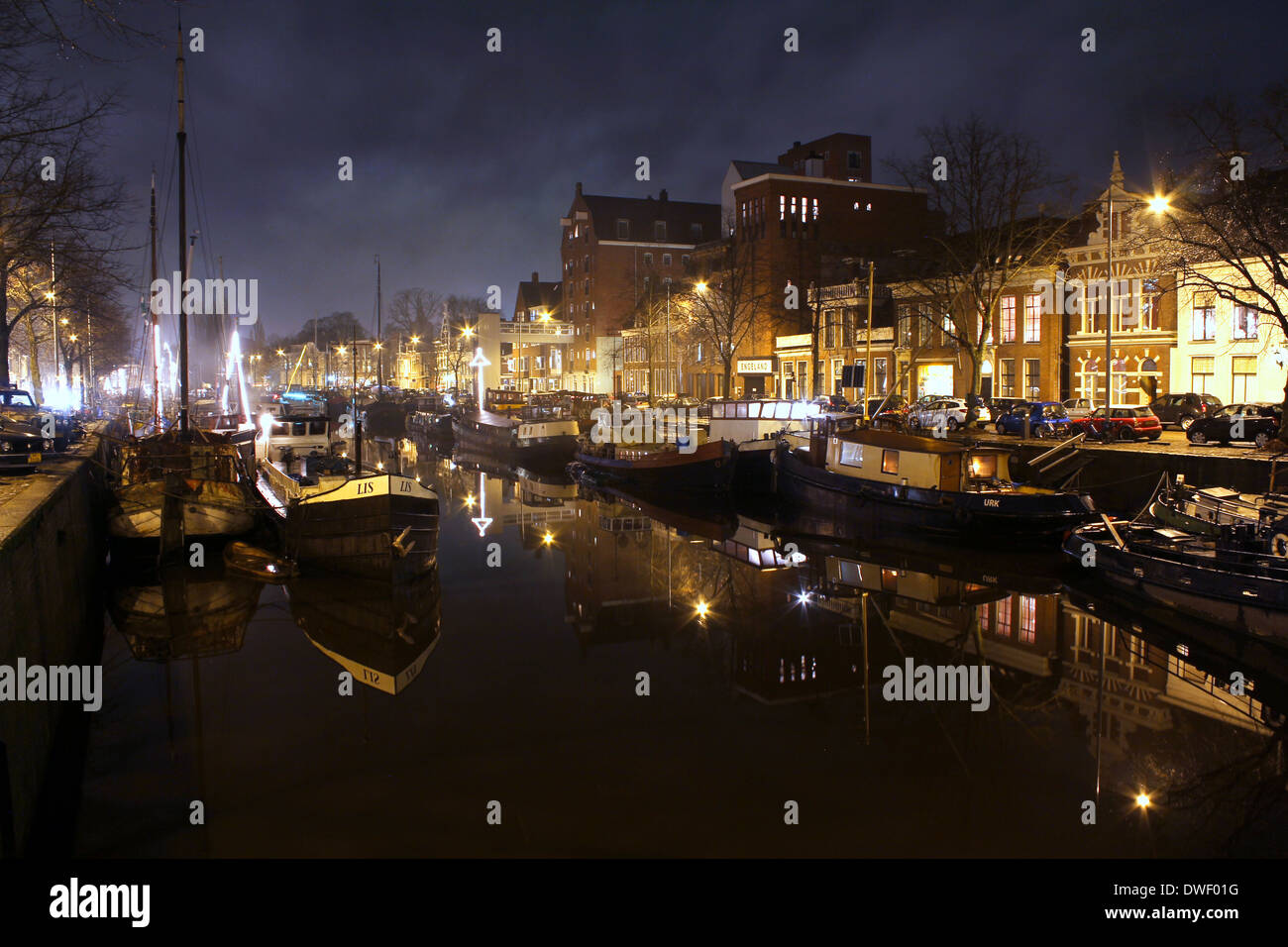 Les entrepôts et les navires à voile le long des canaux à Noorderhaven (nord du port) de Groningen, Pays-Bas la nuit Banque D'Images