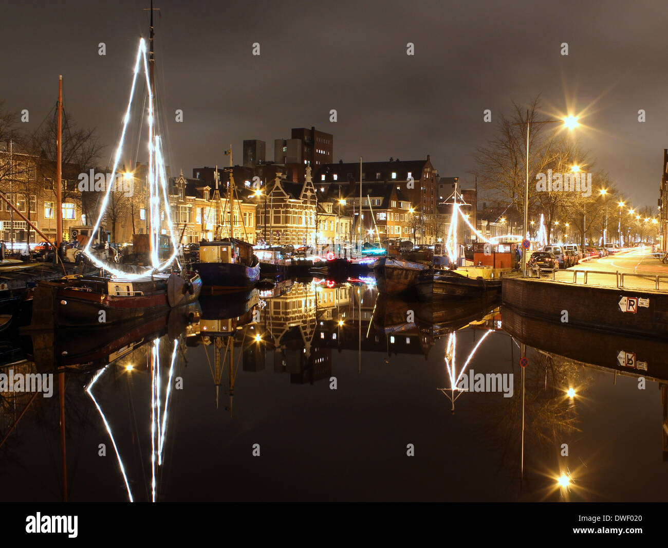 Les entrepôts et les navires à voile le long des canaux à Noorderhaven (nord du port) de Groningen, Pays-Bas la nuit Banque D'Images
