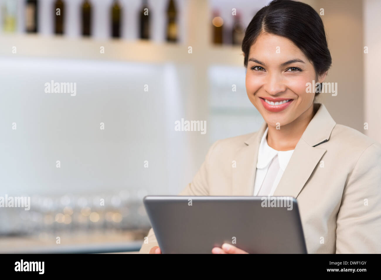 Portrait of a smiling young businesswoman holding digital tablet Banque D'Images