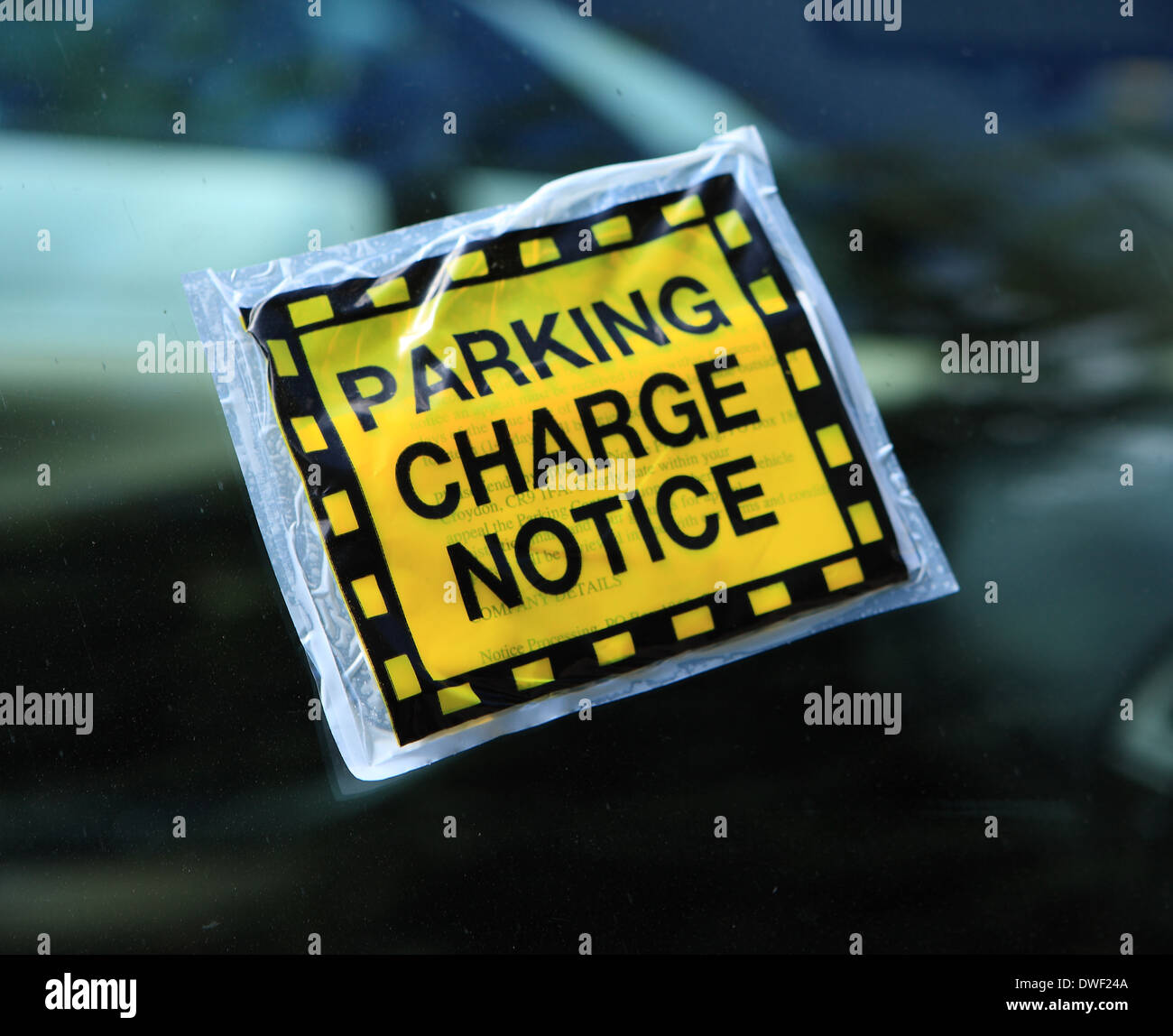 Avis sur les droits de stationnement sur la fenêtre d'une voiture Banque D'Images