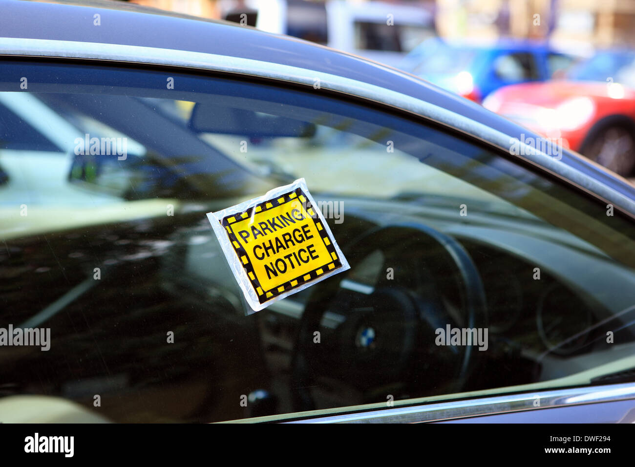 Avis sur les droits de stationnement sur la fenêtre d'une voiture Banque D'Images