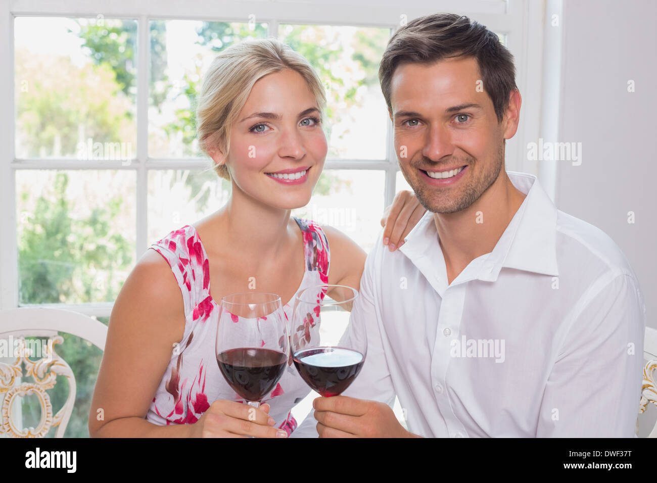 Couple aimant avec des verres à vin à la maison Banque D'Images