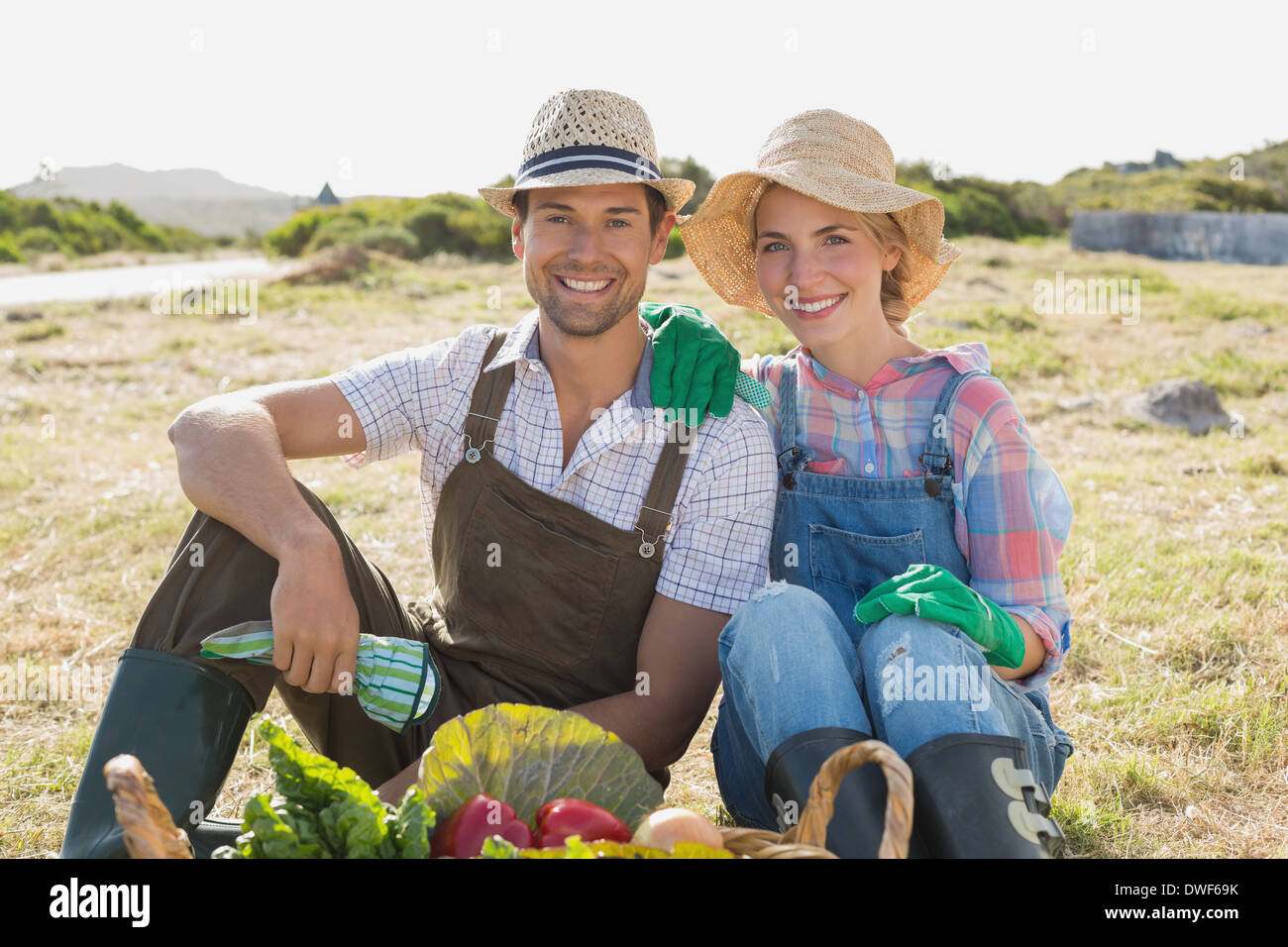 Couple avec des légumes frais dans le champ Banque D'Images