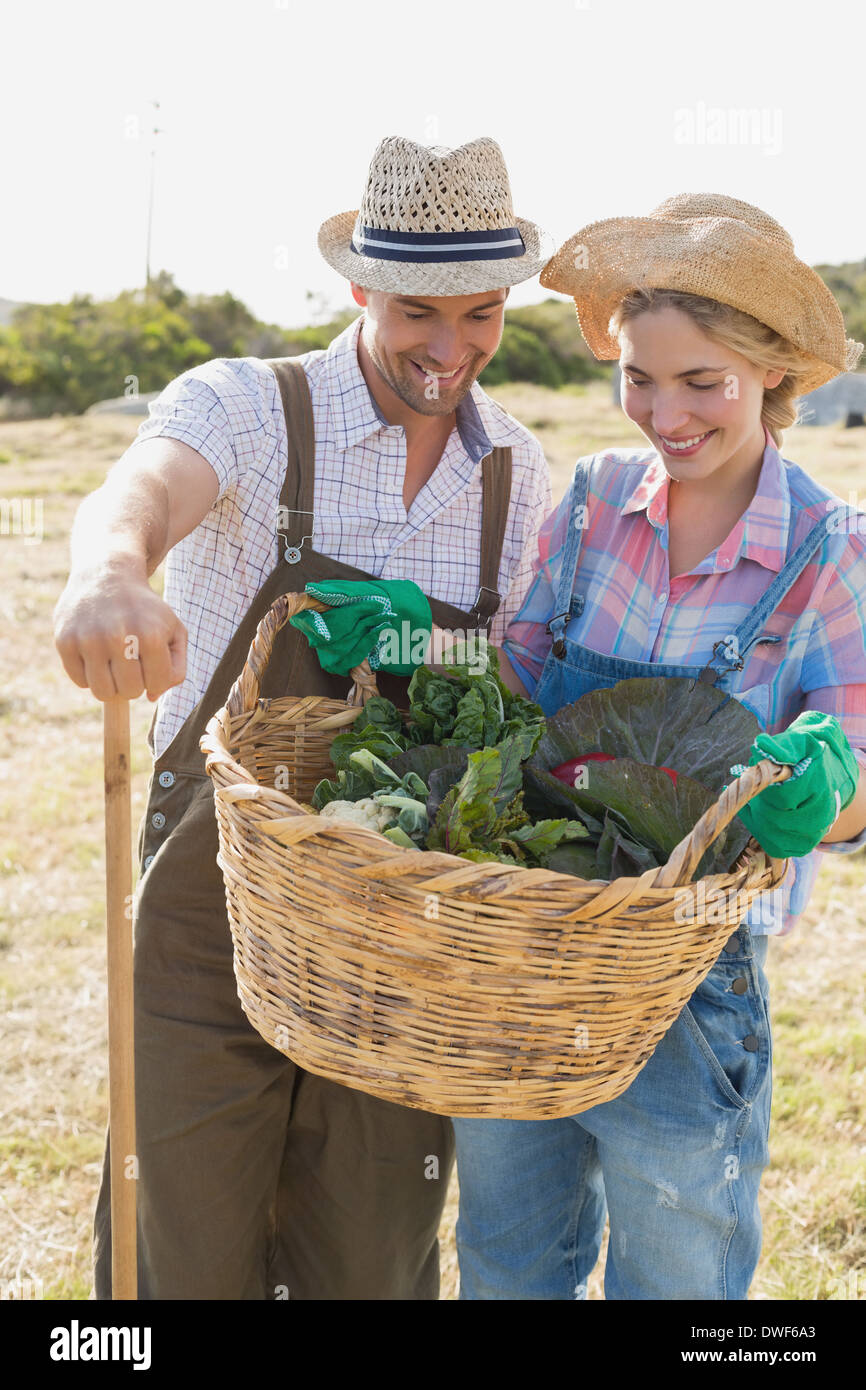 Couple avec des légumes frais dans le champ Banque D'Images