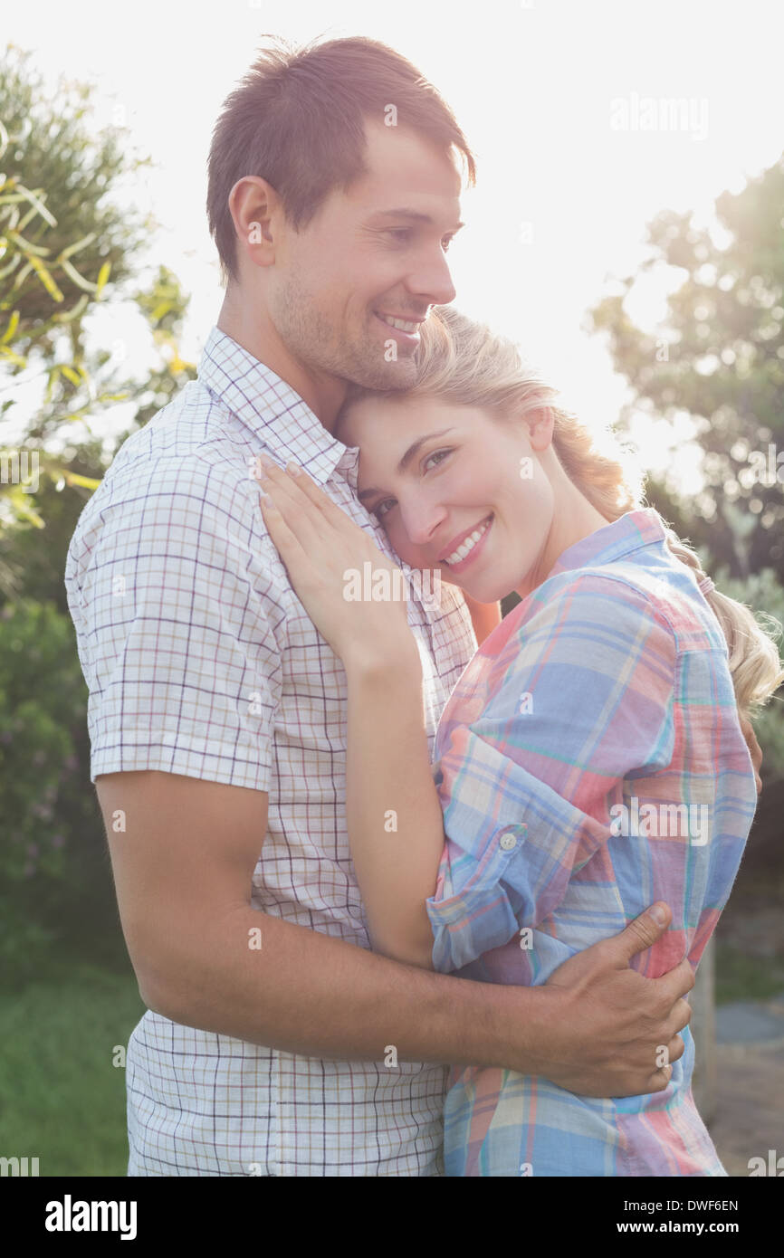 Smiling couple embracing in the park Banque D'Images