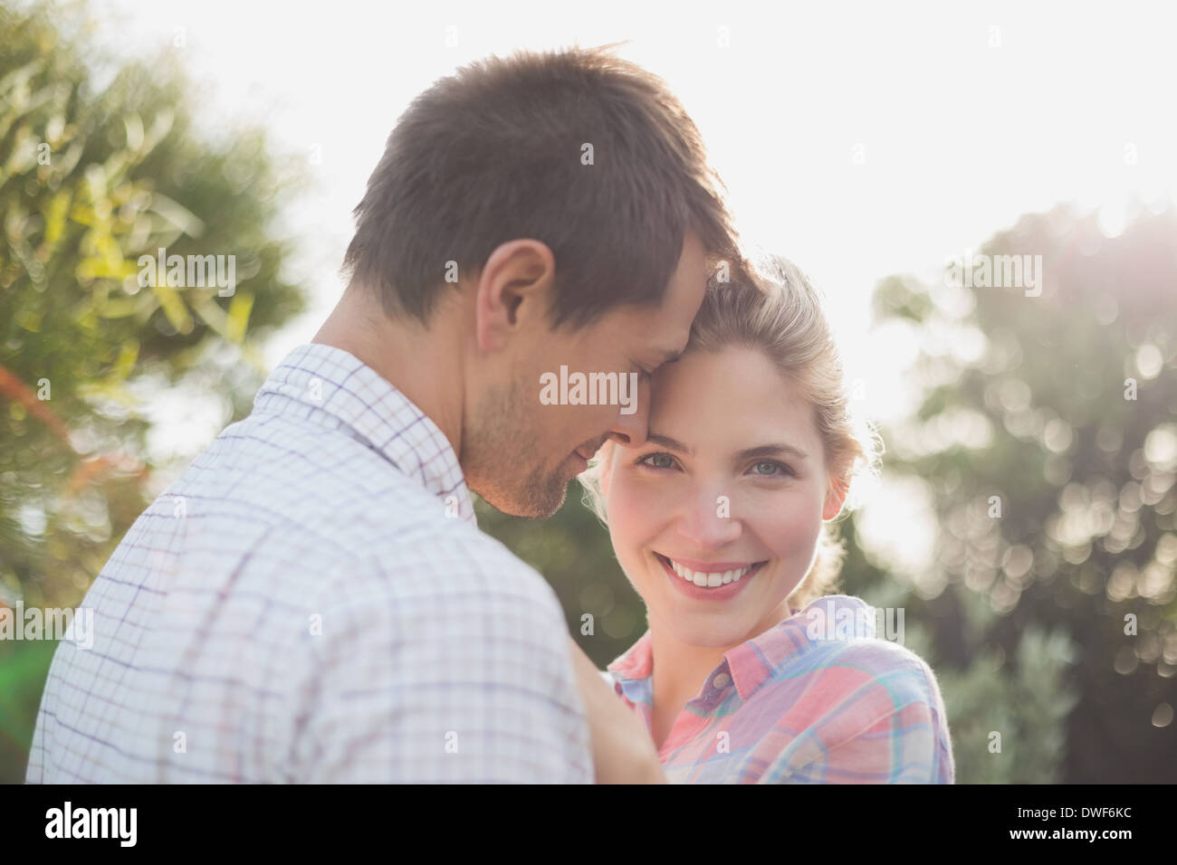 Smiling young couple in park Banque D'Images