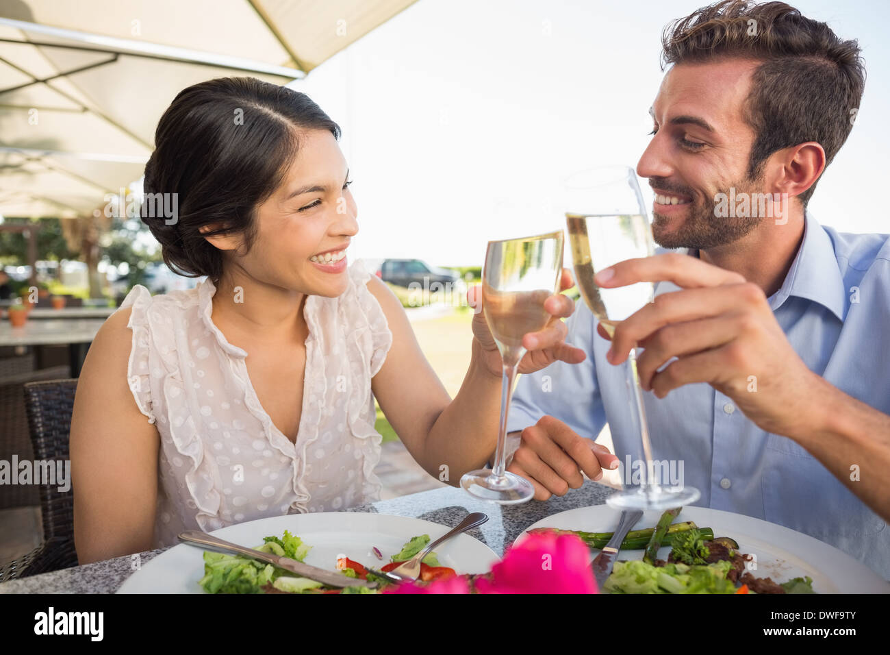 Happy couples célébrant leur anniversaire avec champagne Banque D'Images