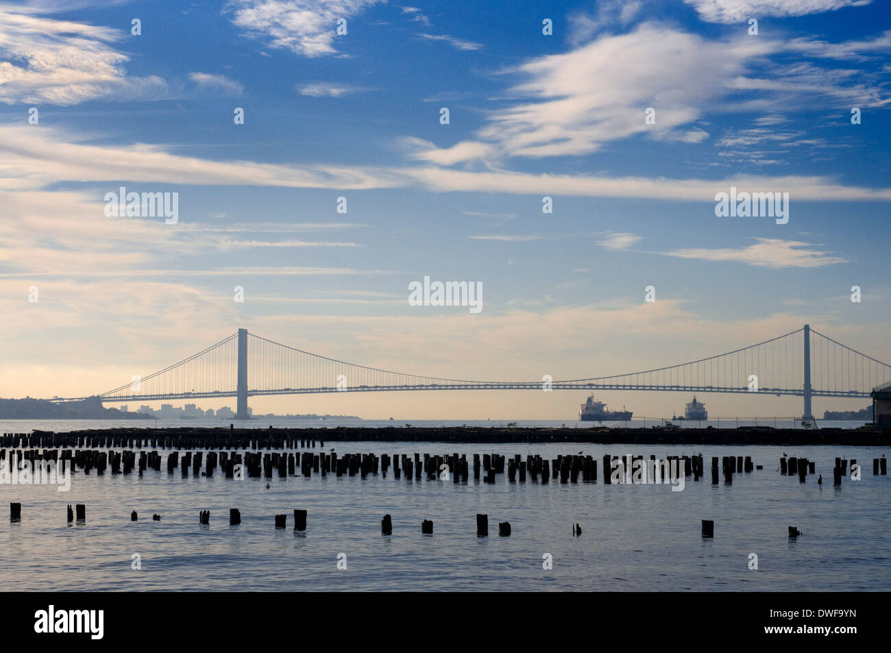 Le paysage par pier à Staten Island Ferry . Le Staten Island Ferry , qui assurent l'étanchéité de l'extrémité sud de Manhattan à Staten Isla Banque D'Images