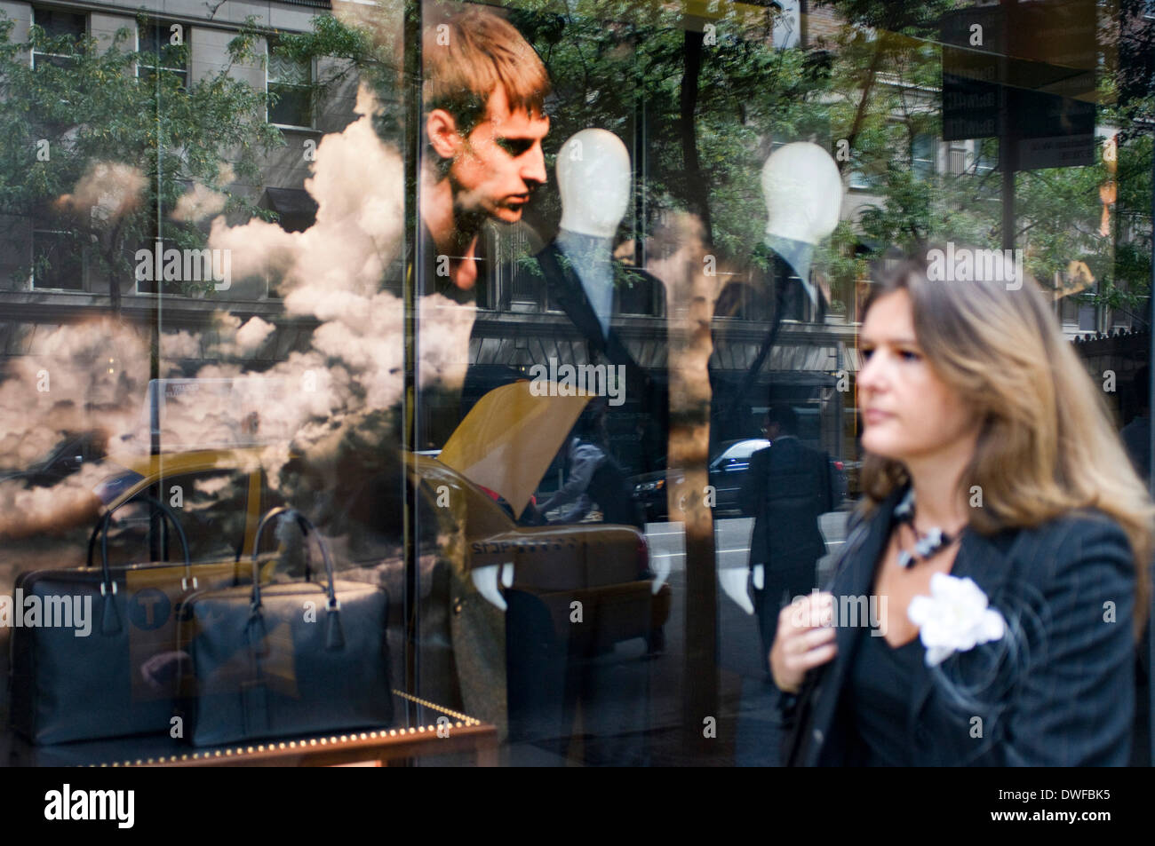 Reflet dans une fenêtre d'un magasin de mode sur l'Upper East Side. Cette région de Manhattan est également connu sous le nom de mille musées Banque D'Images