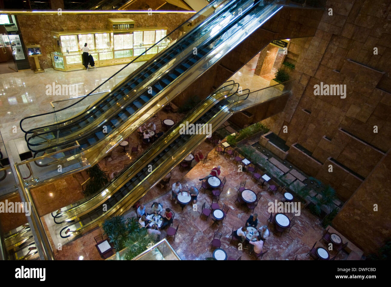 Trump Tower. 725 Fifth Avenue (ouvert du lundi au samedi de 10 à 18 12 à 17 Soleil et l'espace). Cet appartement de luxe et d'immeuble de bureaux de 43 Banque D'Images