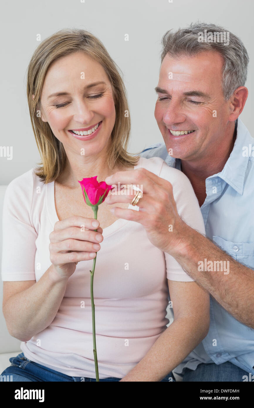 Happy romantic couple avec une fleur Banque D'Images