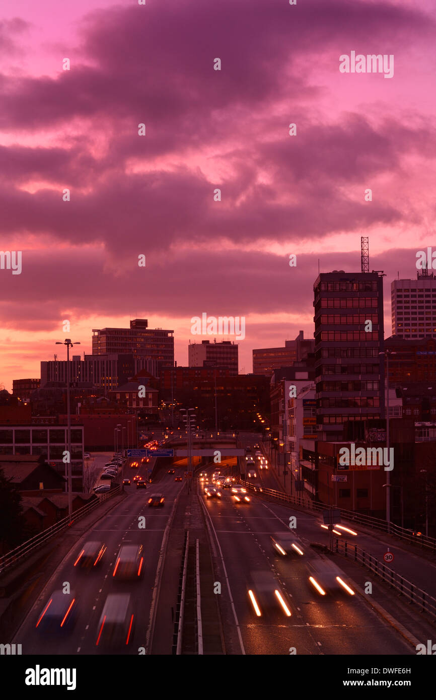 Sentiers de la circulation du trafic la position trop et de la ville de Leeds uk yorkshire leeds au crépuscule Banque D'Images